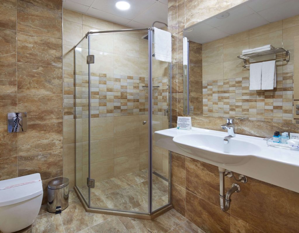 BATHROOM DBL and APP ph1